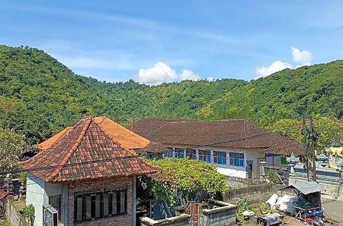 Local Amed Purwakerti